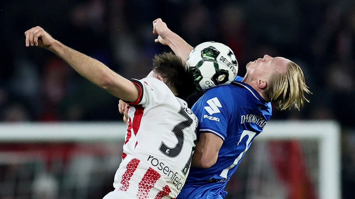 Schwerstarbeit: Isac Lidberg (rechts) im Luftkampf um die Ballkontrolle