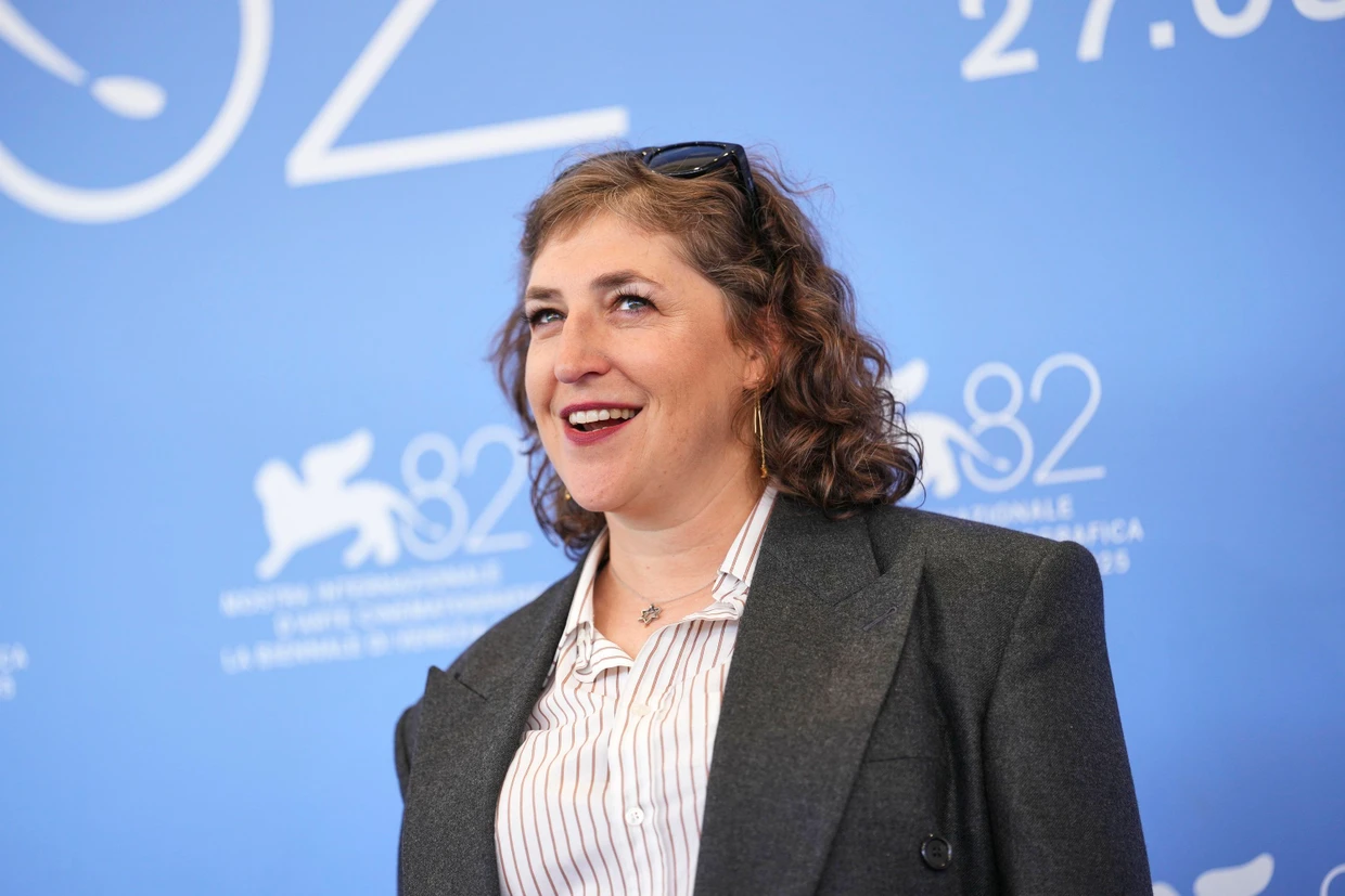 Zur Premiere in Venedig: Mayim Bialik 2025 bei den Filmfestspielen am Lido