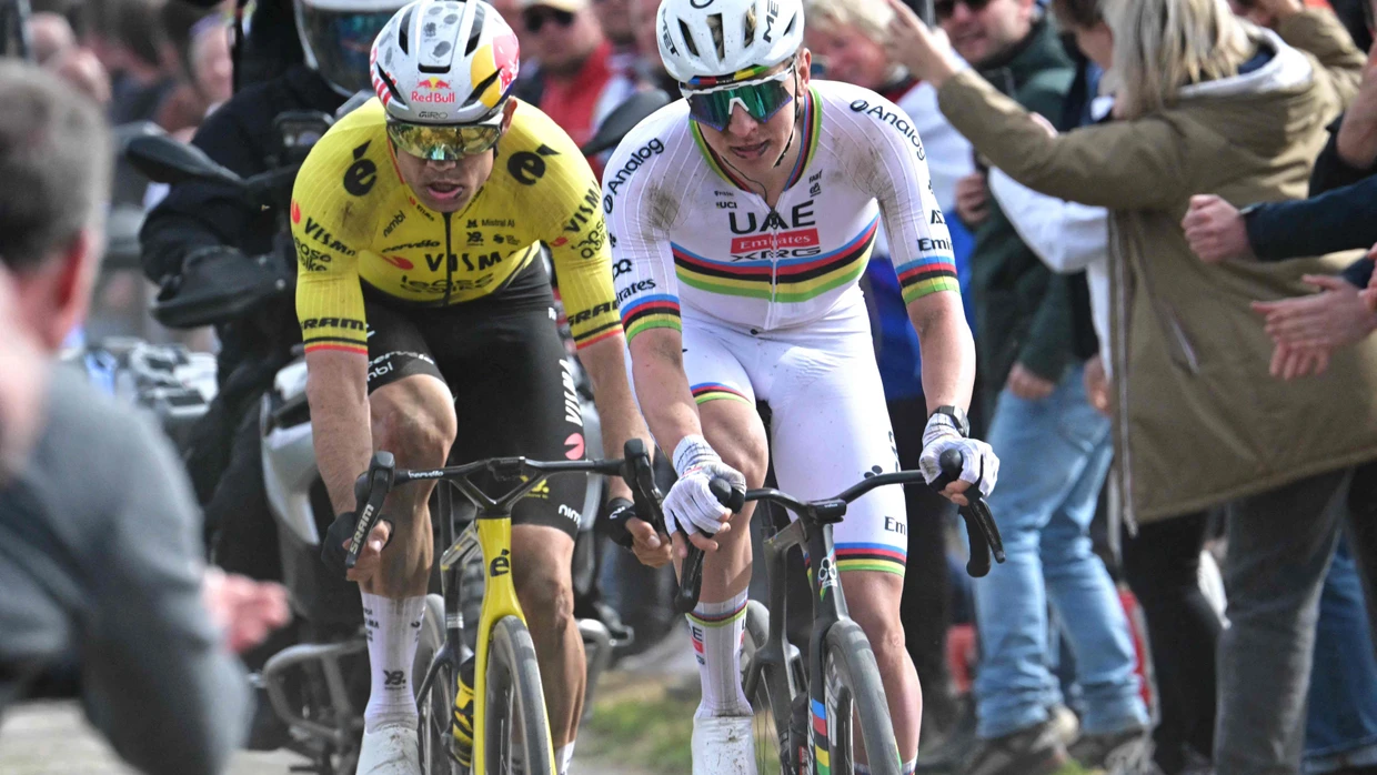 Sprint um den Pflasterstein: Van Aert und Pogacar (r.) kamen gemeinsam ins Velodrom.