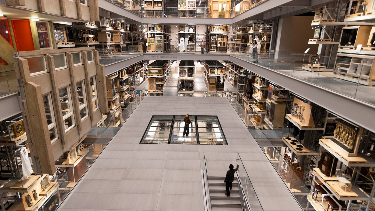 Das V&A East Storehouse ist eine weitere Zweigstelle des V&A in Ostlondon. Hier liegen die Objekte auf Regalen direkt vor den Besuchern.