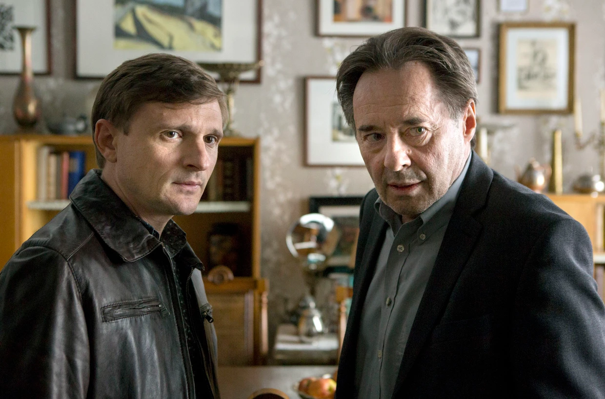 “Weissensee” on ARD: Martin (Florian Lukas, left) wants to know from his father Hans (Uwe Kockisch, right) how Liebermann’s murder came about.
