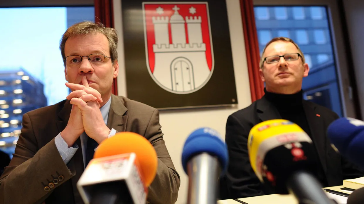 Der Leiter des Bezirksamtes Hamburg-Mitte, Markus Schreiber (links), und der Vorsitzende des Jugendhilfe-Ausschuss, Johannes Kahrs (beide SPD), bei einer Sondersitzung Ende Januar