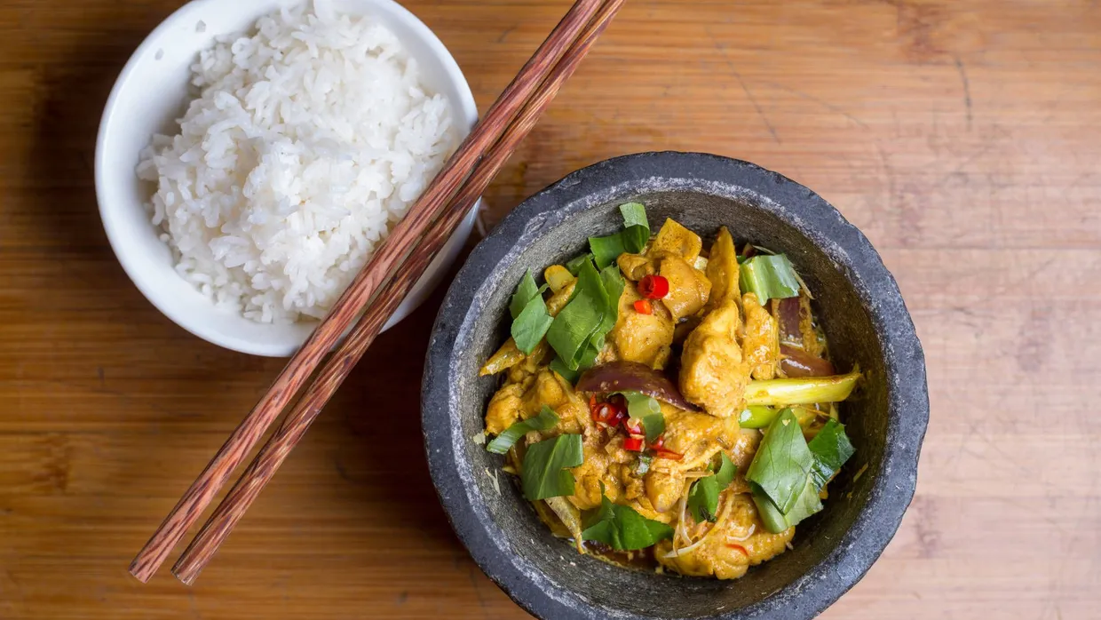 Weniger puristisch als die japanische Küche, weniger exotisch als die thailändische: Vietnamesisches Essen wie das Huhn mit Kurkuma ist zugänglicher.