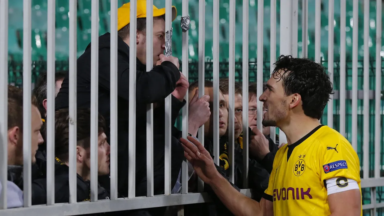 Gesprächsbedarf am Zaun: Hummels nach der Partie bei den Fans.