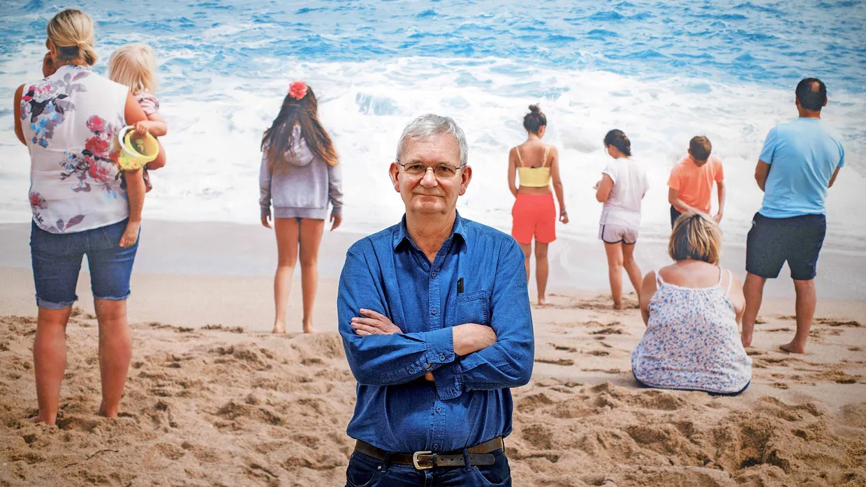 Martin Parr vor seinem eigenen Strandfoto.