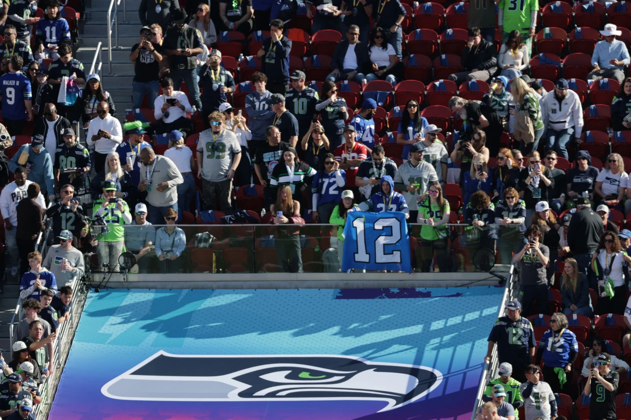 Eindeutig in der Überzahl: Die Fans der Seahawks amüsierten sich bereits deutlich vor dem Super Bowl prächtig.