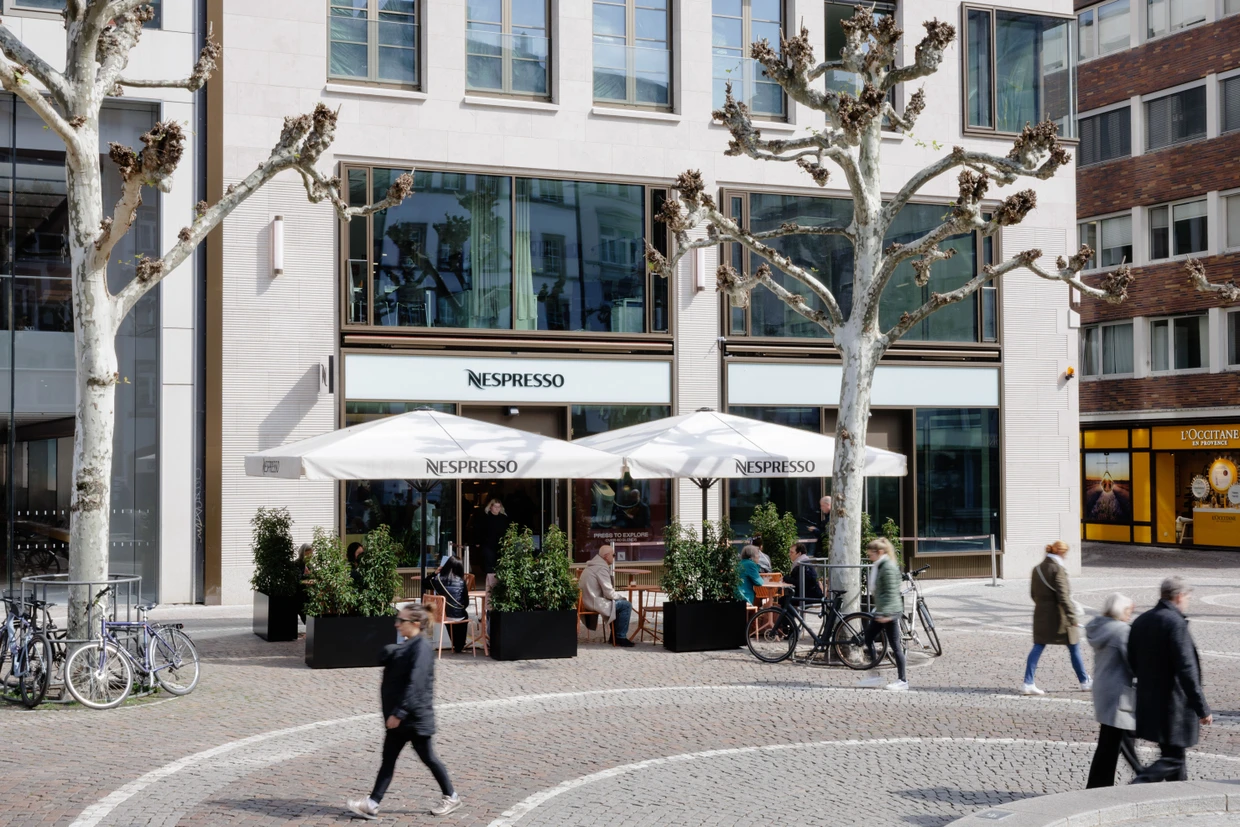 Jetzt mit Außenterrasse: die neue Nespresso-Filiale neben Apple an der Freßgass’