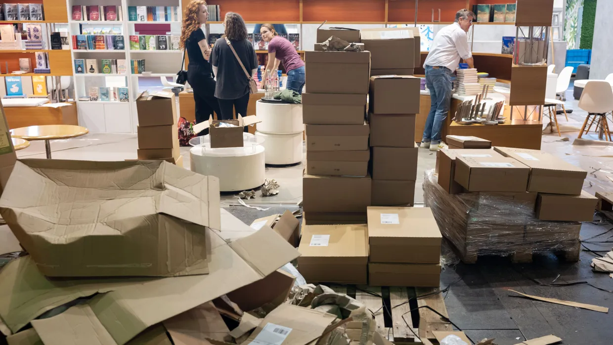 Materialschlacht: Bücher und andere Waren für Messestände werden in großen Verpackungen angeliefert.