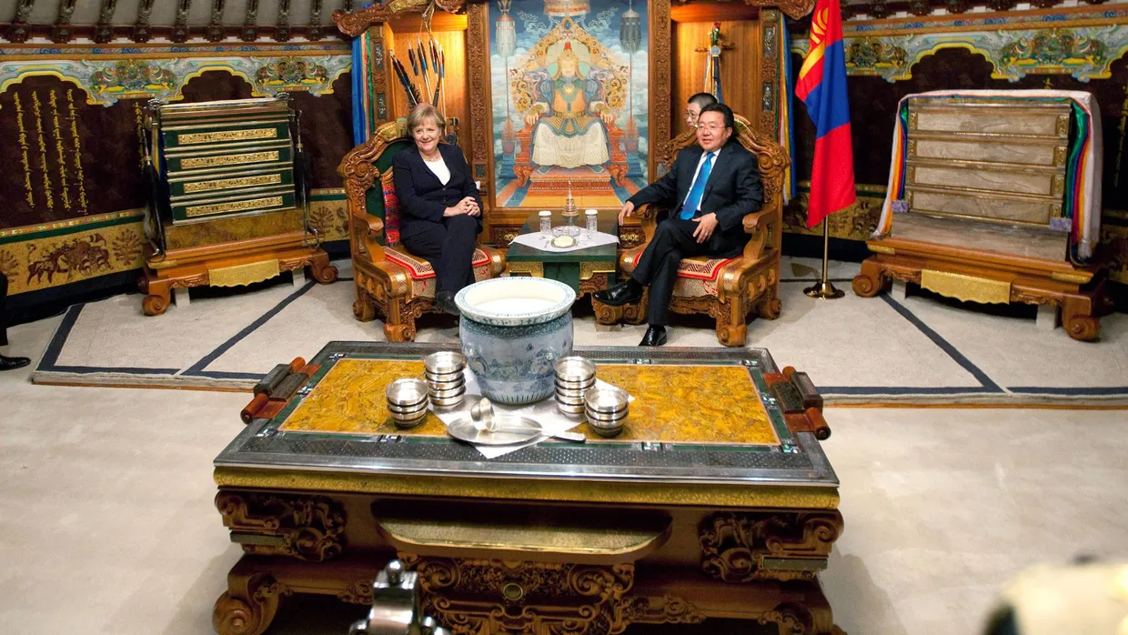 In der Staatsjurte: Merkel mit dem mongolischen Staatspräsidenten Elbegdorj