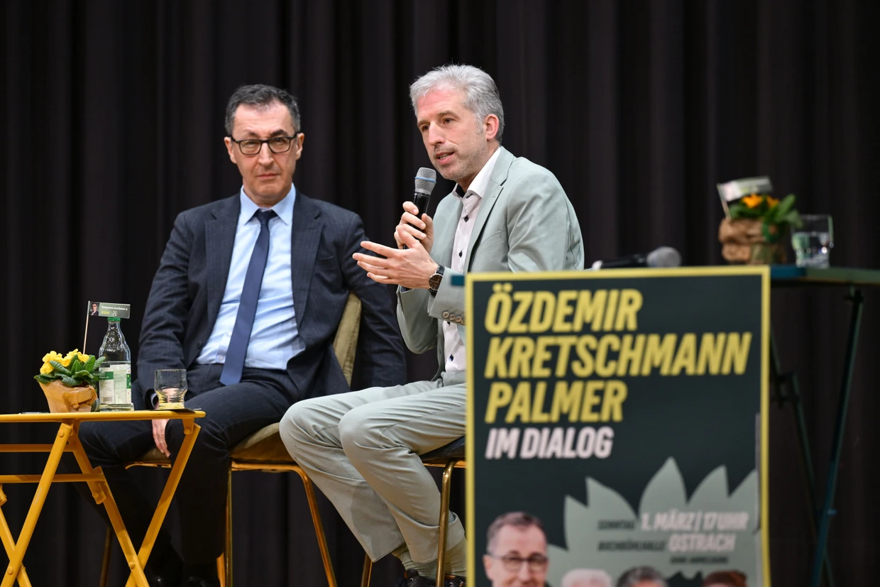 Cem Özdemir und Tübingens Oberbürgermeister Boris Palmer bei einer Wahlkampfveranstaltung der Grünen in der Ostracher Buchbühlhalle