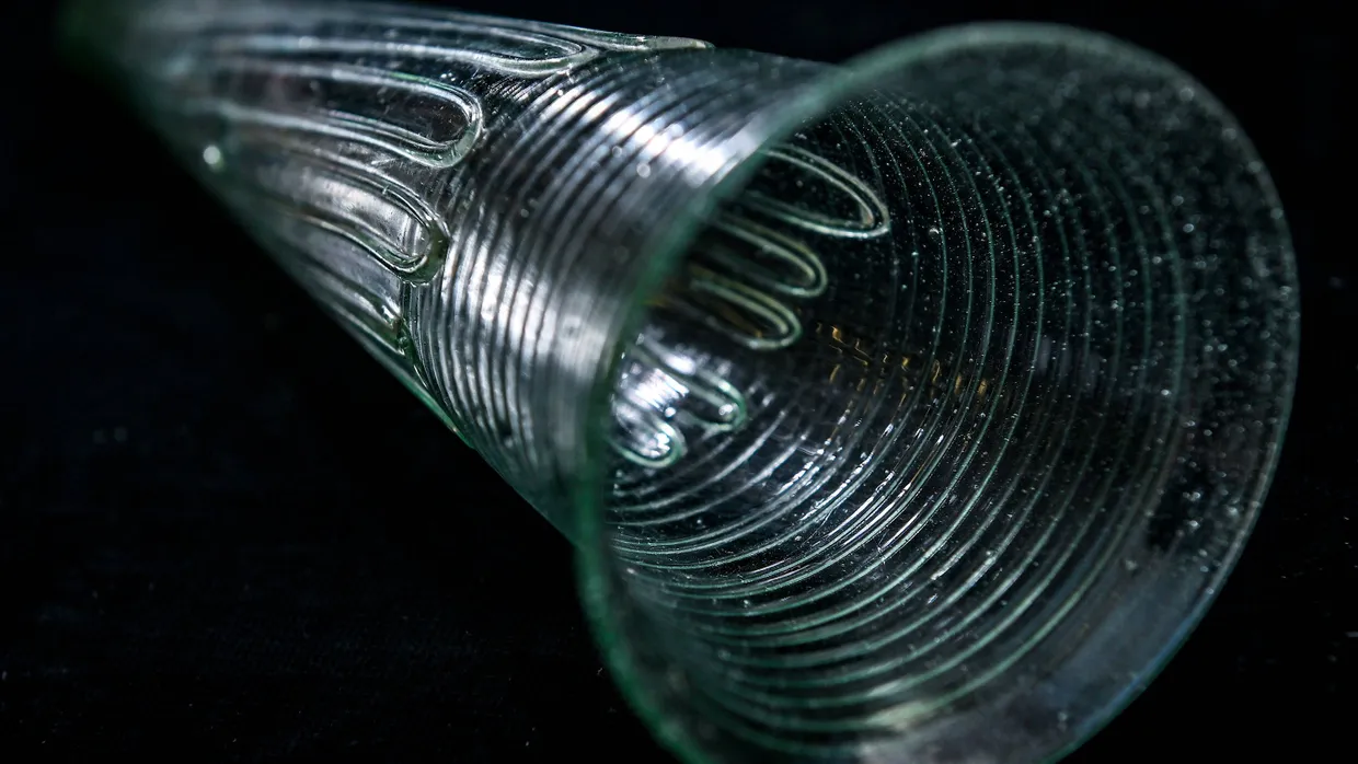 Die Jahrhunderte sieht man ihm nicht an: 1500 Jahre alter Glasbecher für eine Schwimmdochtkerze, gefunden im heutigen Landkreis Mansfeld-Südharz.