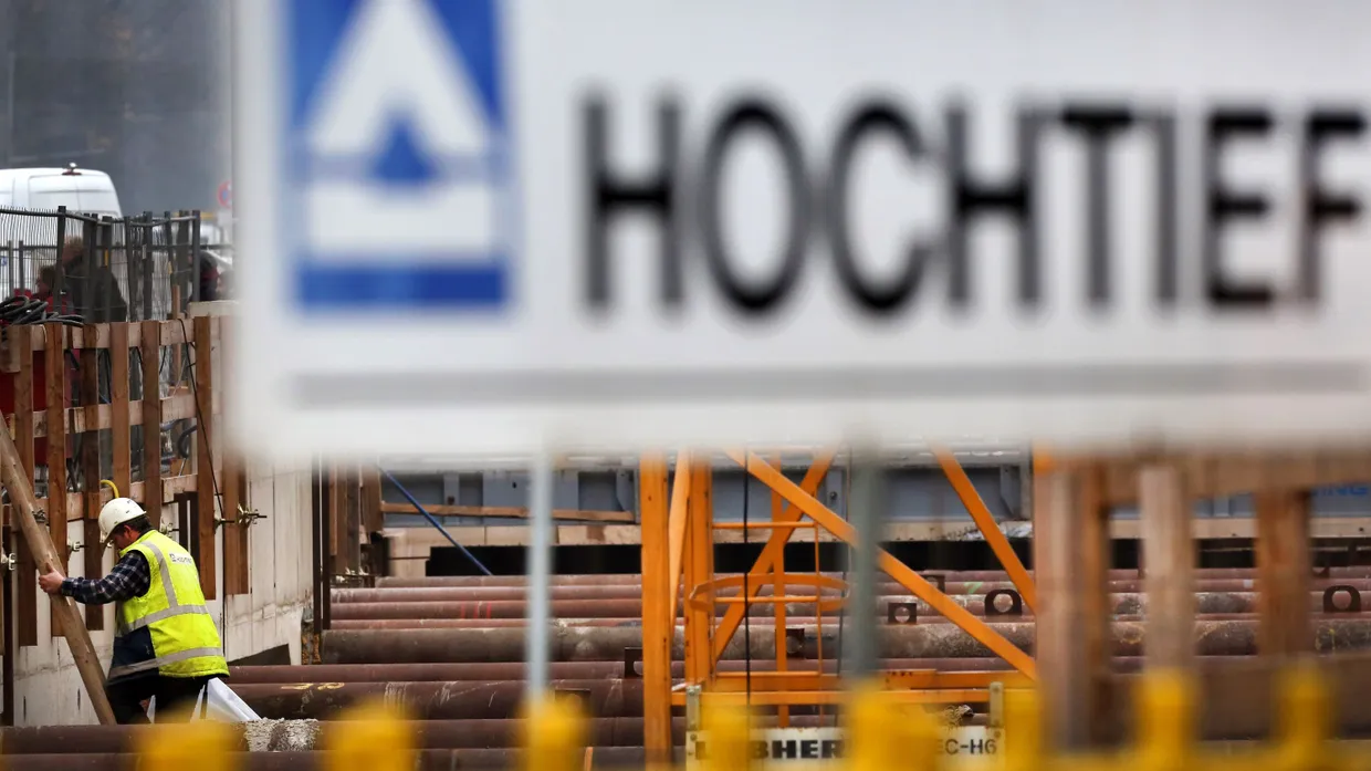 Arbeiter auf einer Baustelle von Hochtief in Düsseldorf. Der Kurs des Baukonzerns legte zuletzt zu.