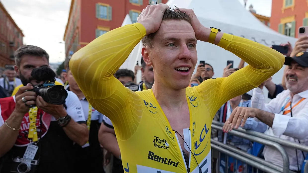 Erschöpft aber glücklich: Tadej Pogacar nach dem Sieg bei der Tour de France