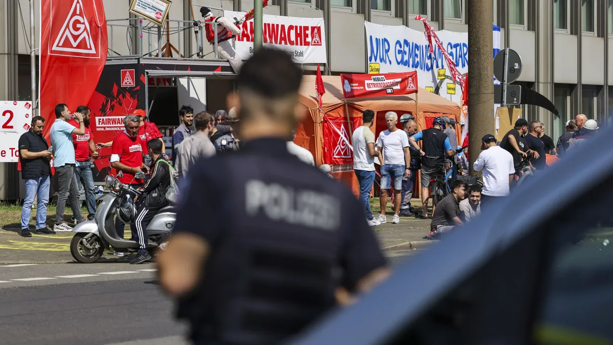 Aus dem Häuschen: Auch schon am vergangenen Donnerstag versammelten sich Mitarbeiter recht spontan an einem Duisburger Werkstor.