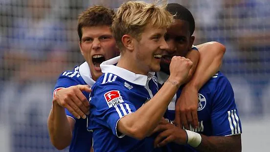 Dreifacher Torjubel: Huntelaar, Holtby und Farfan (v.l.n.r.) sind gegen Freiburg erfolgreich