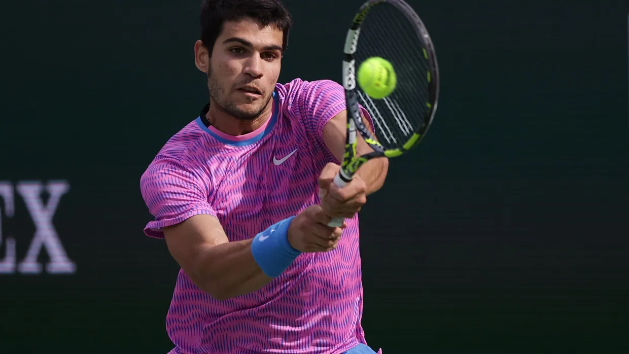 Der spanische Tennis-Profi Carlos Alcaraz hat beim Masters-Turnier in Indian Wells seinen Titel gegen Daniil Medwedew verteidigt.