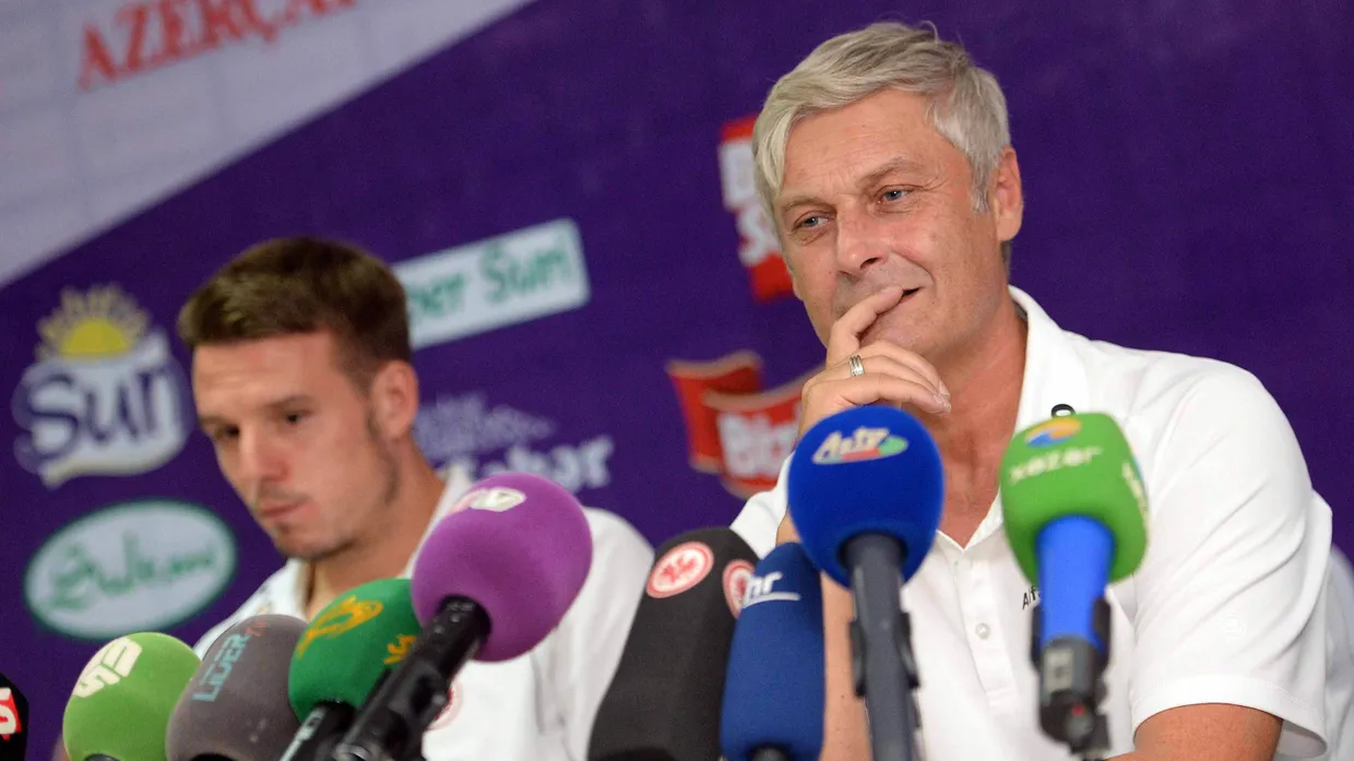 Begehrte Gesprächspartner: Armin Veh und Alexander Meier bei der Pressekonferenz in Baku.