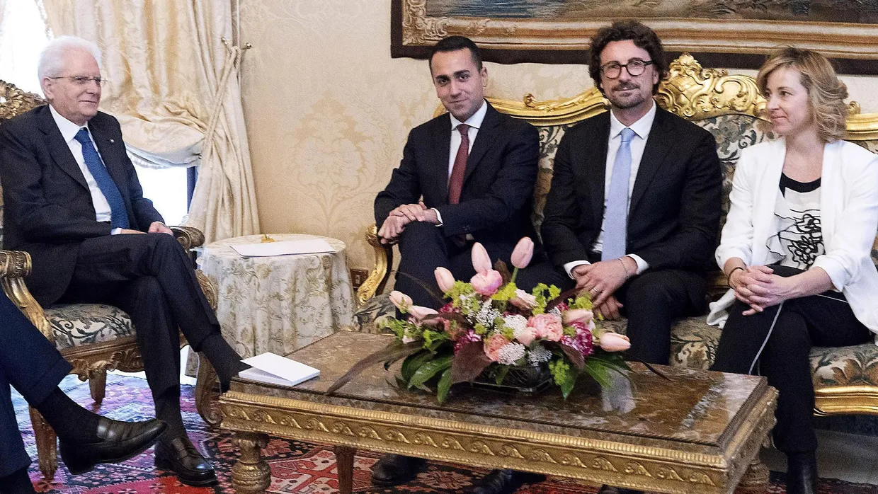 Revolutionen sind in der italienischen Verfassung nicht vorgesehen: Der italienische Staatspräsident Sergio Mattarella prüft die Optionen – und empfängt Luigi Di Maio, Danilo Toninelli und Giulia Grillo von der Bewegung Cinque Stelle.