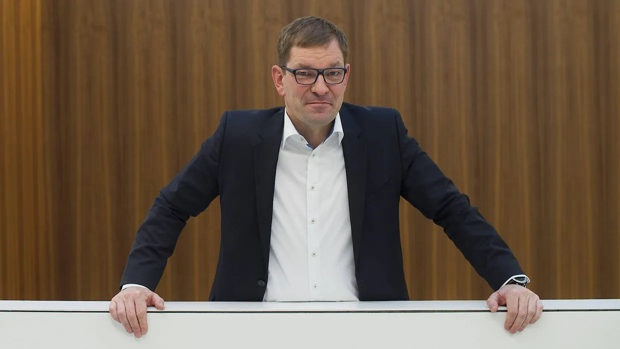 Der Automanager Markus Duesmann ist doppelter Vizeweltmeister in der Formel 1. In seiner Jugend war er Schlagzeuger der Punk-Band „Children of the Industrial Revolution“.