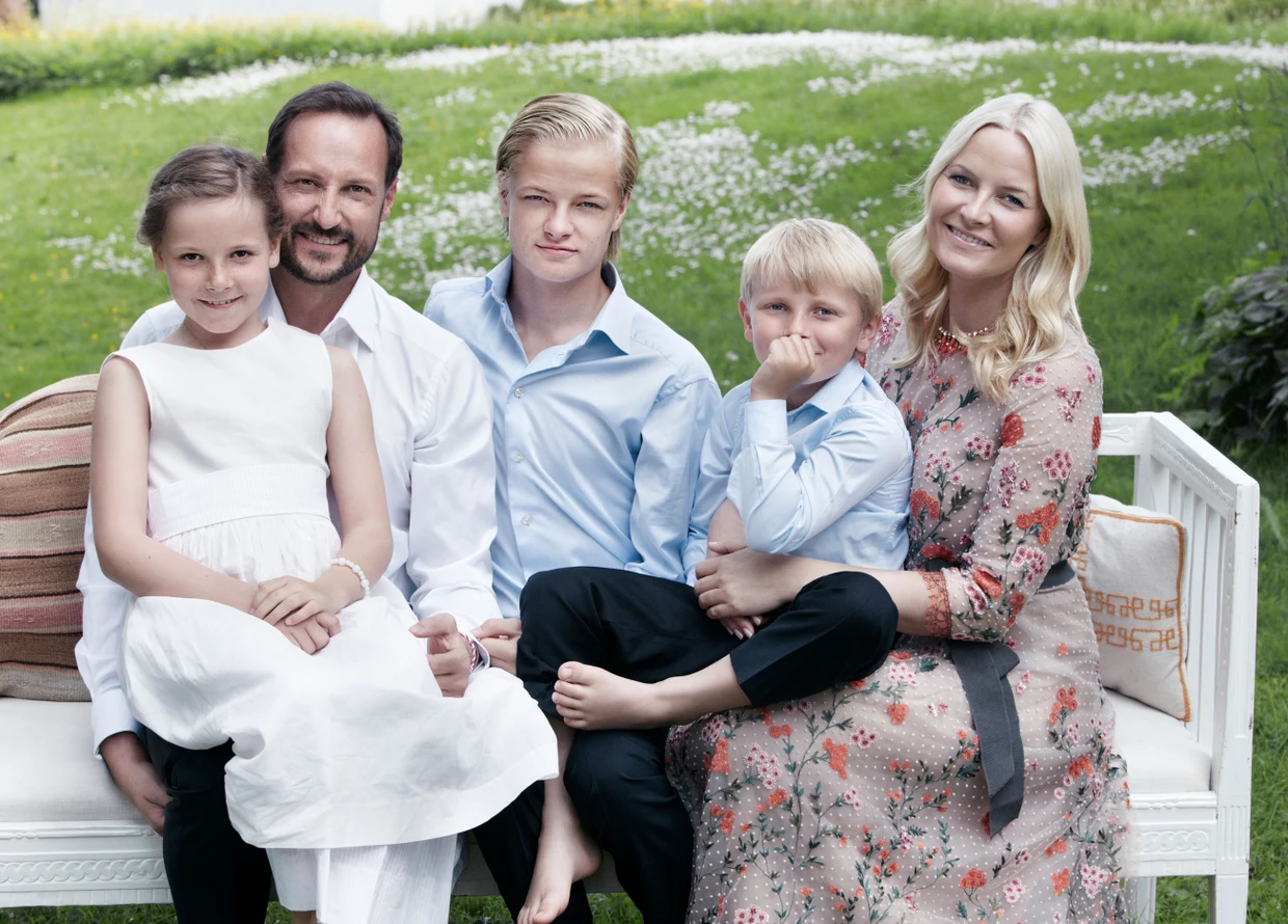 Prinzessin Ingrid Alexandra von Norwegen, Kronprinz Haakon, Marius Høiby, Prinz Sverre Magnus und Kronprinzessin Mette-Marit (von links nach rechts) am Nationalfeiertag im Juni 2013