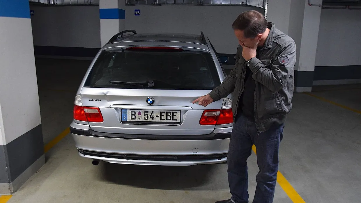 Stimmt das Kennzeichen? Benno Fürmann bei den Dreharbeiten in Budapest.
