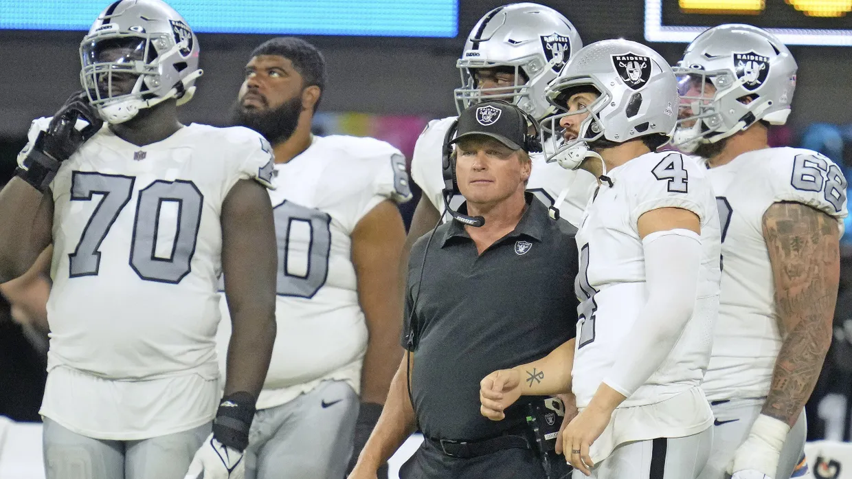 Die Kolosse und ihr ehemaliger Coach: Für Jon Gruden war der Druck zu groß geworden – er verließ die Las Vegas Raiders deswegen nun.