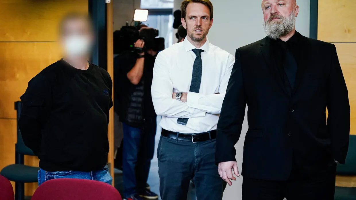 Rheinland-Pfalz, Kaiserslautern: Der Nebenangeklagte (l) steht neben seinen Anwälten Thomas Will (M) und Christian Kessler im Verhandlungssaal des Landgerichts.