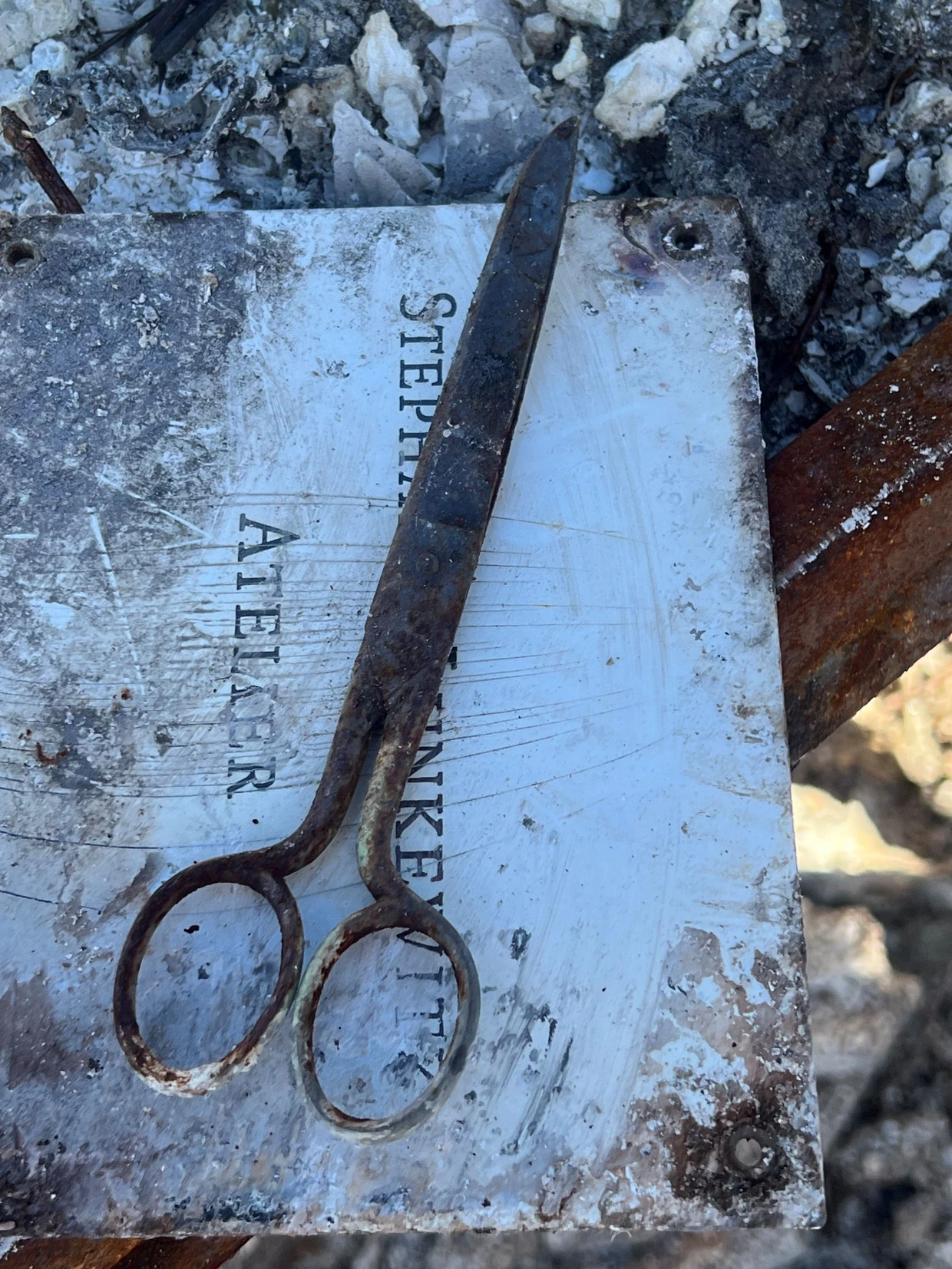 15 LKW-Ladungen Staub wurden vom Grundstück gefahren, darin fand die Künstlerin eine Schere und ihr Atelierschild.