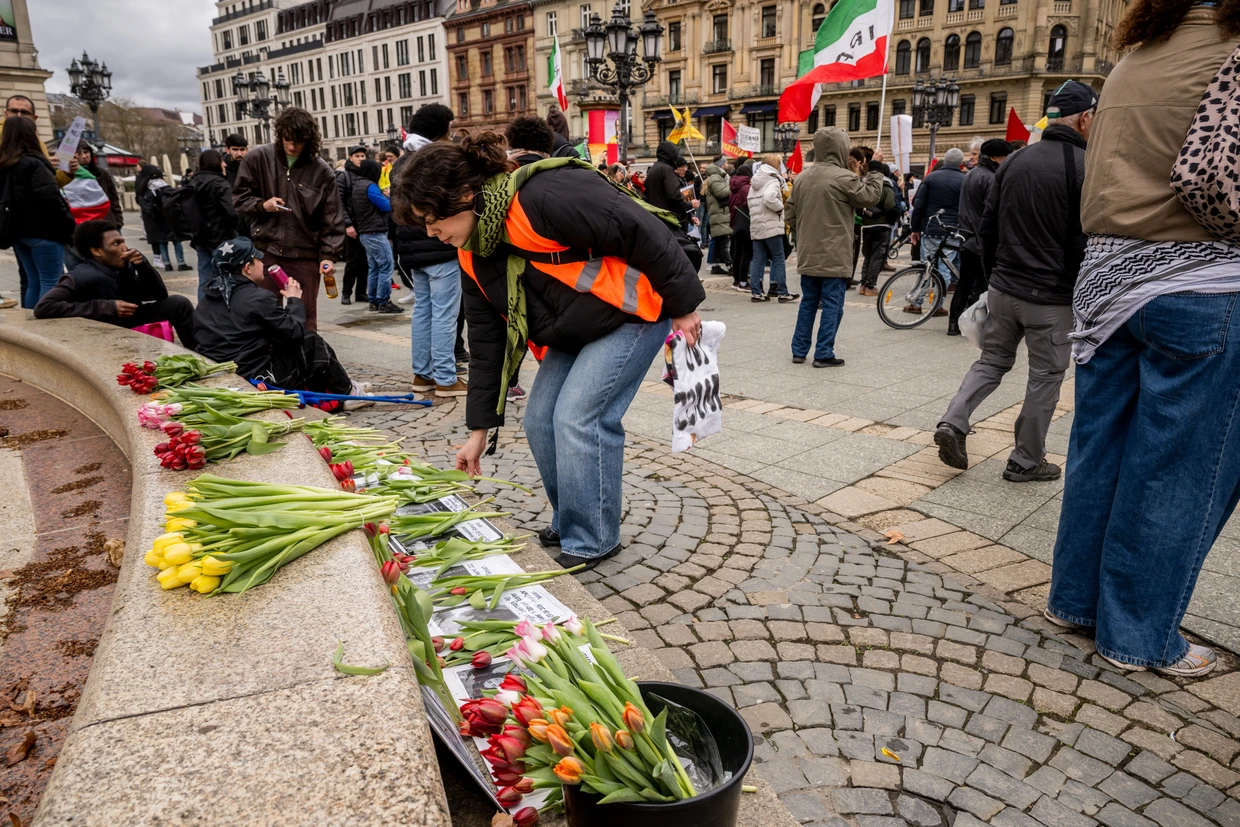 Am Opernplatz werden Blumen für im Irankrieg getötete Zivilisten, aber auch für die Opfer des Mullah-Regimes abgelegt.