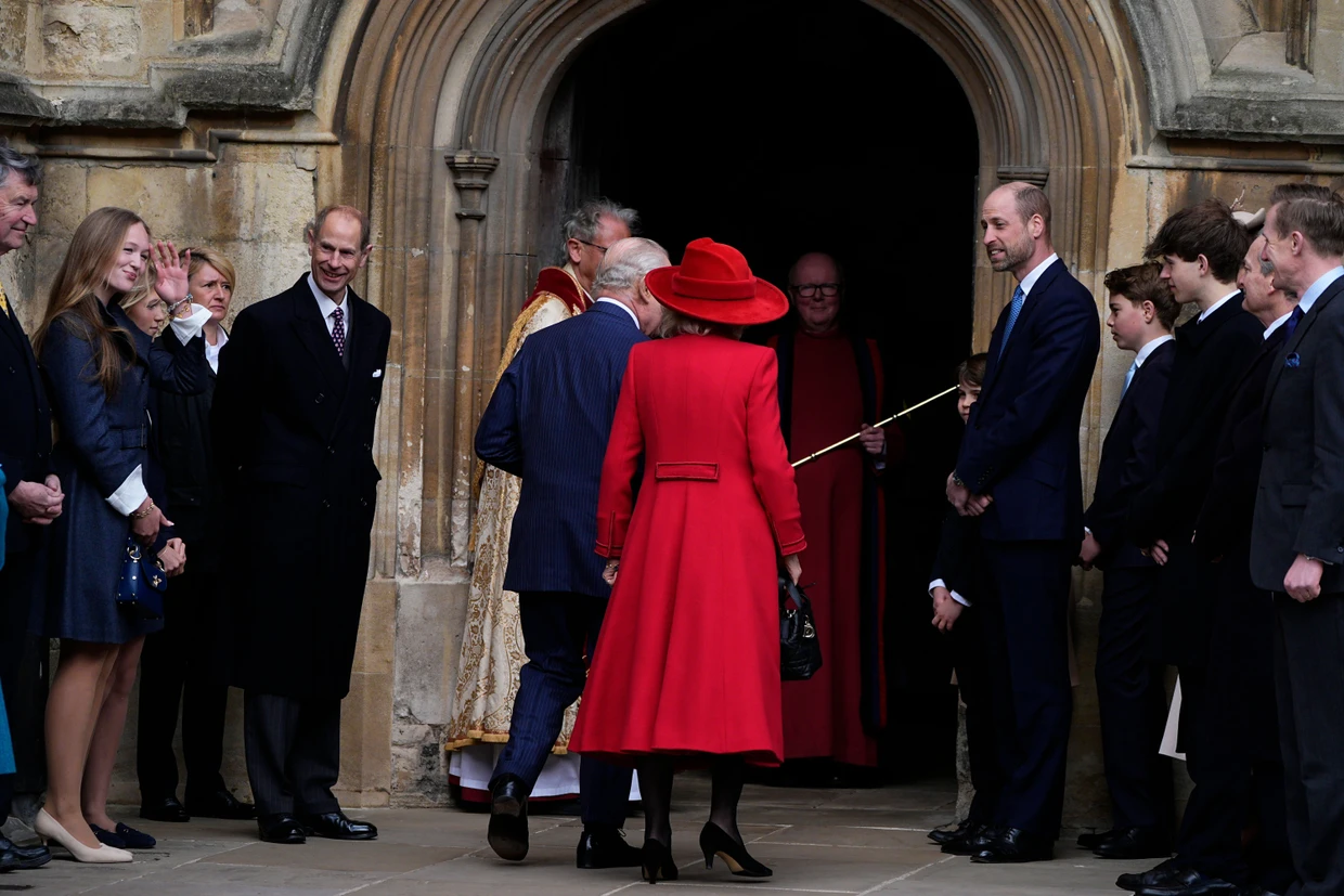 Domingo de Resurrección: La familia real con sus jóvenes prometedores forma una fila para el rey Carlos III. y su esposa Camilla frente a la Capilla de San Jorge en el Castillo de Windsor. A la izquierda, Savannah Phillips saluda junto al príncipe Eduardo, y a la derecha, junto al heredero al trono William y sus hijos Louis y George, también está James, el conde de Wessex.