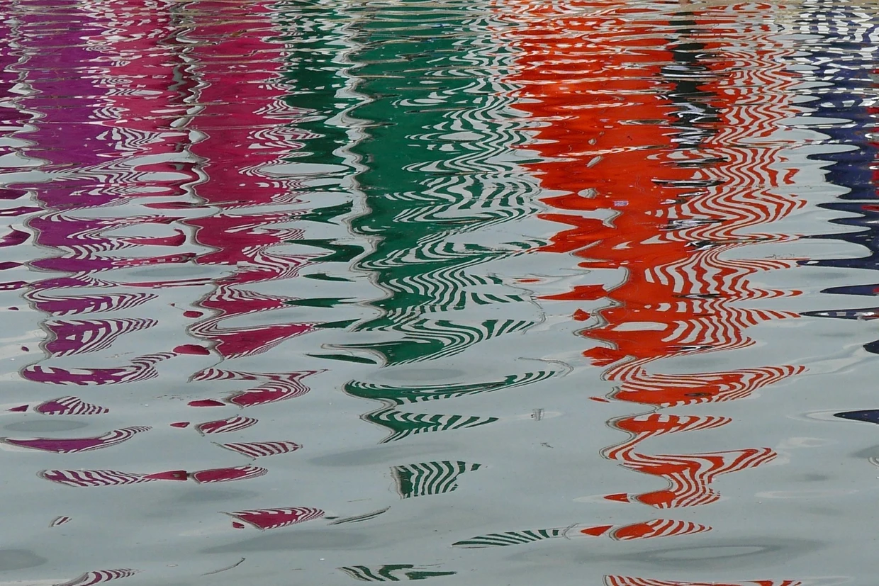 Streifen, im Wasser gespiegelt: Daniel Burens „Voile/Toile“, 2018, zu sehen bei der Konrad Fischer Galerie