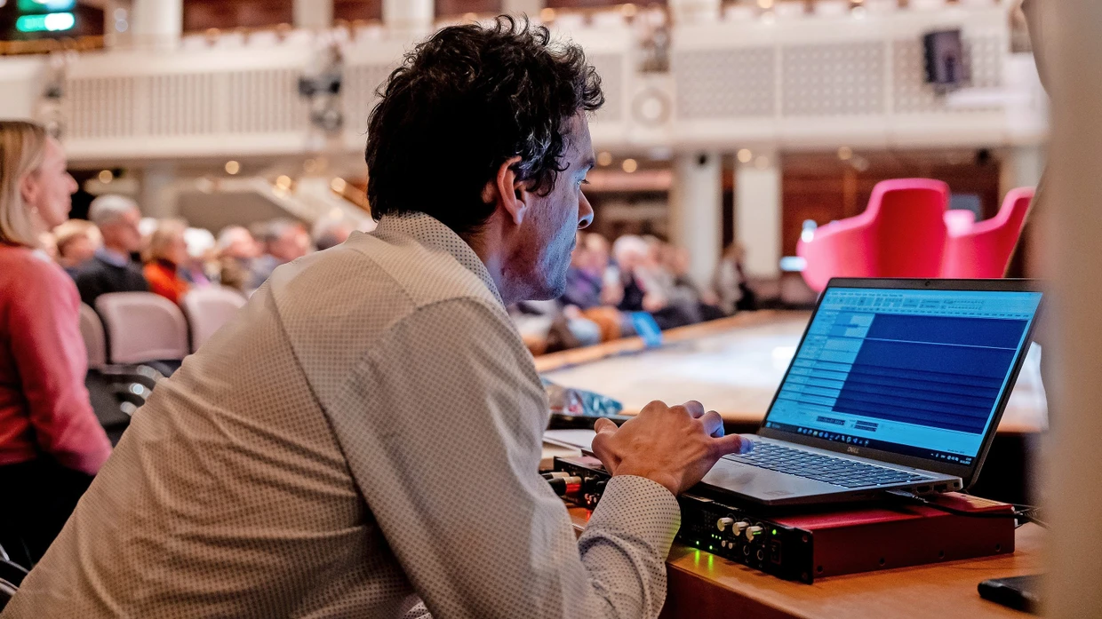 Ein Mitarbeiter des Fraunhofer-Instituts speichert die aufgenommenen Dateien.