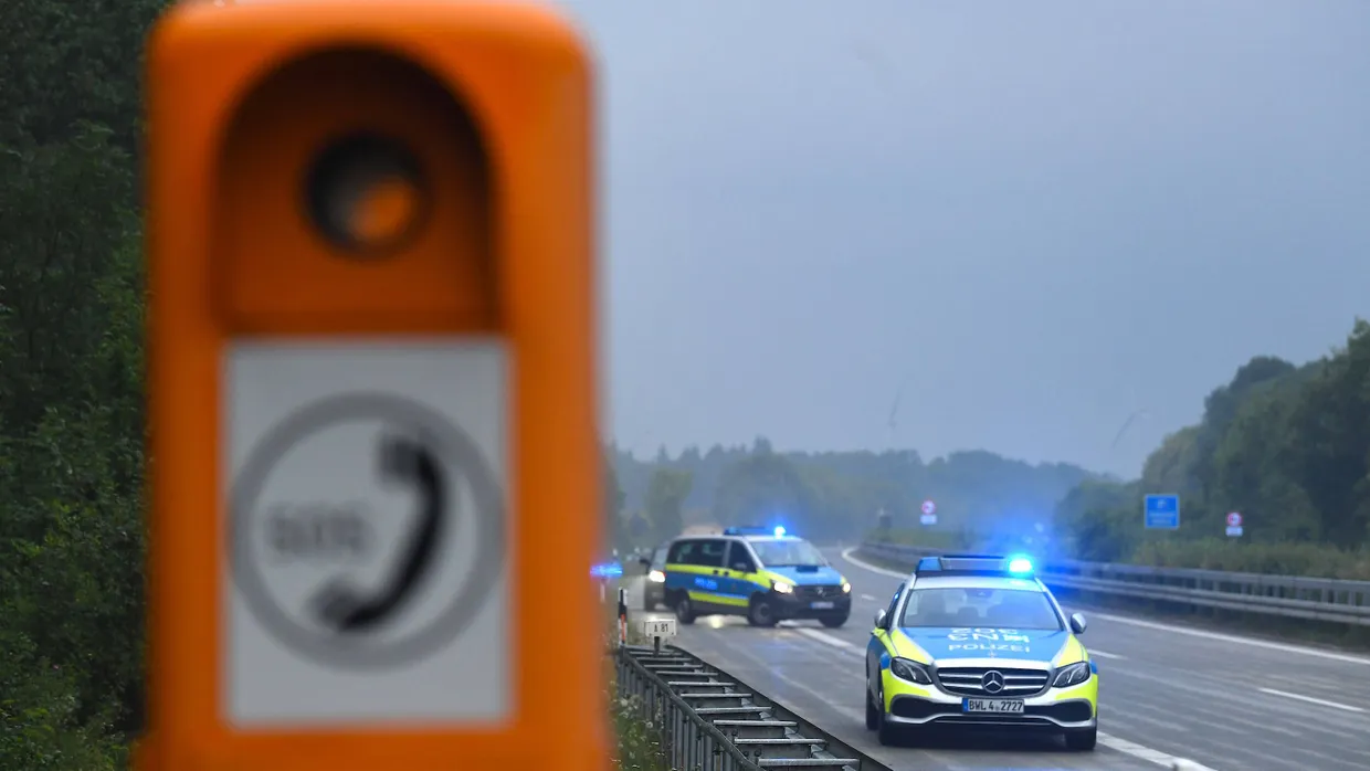 Polizeiwagen stehen auf der A81 zwischen Ahorn und Boxberg vor der Unfallstelle, an der mehrere Autos in aufeinander gefahren sind.