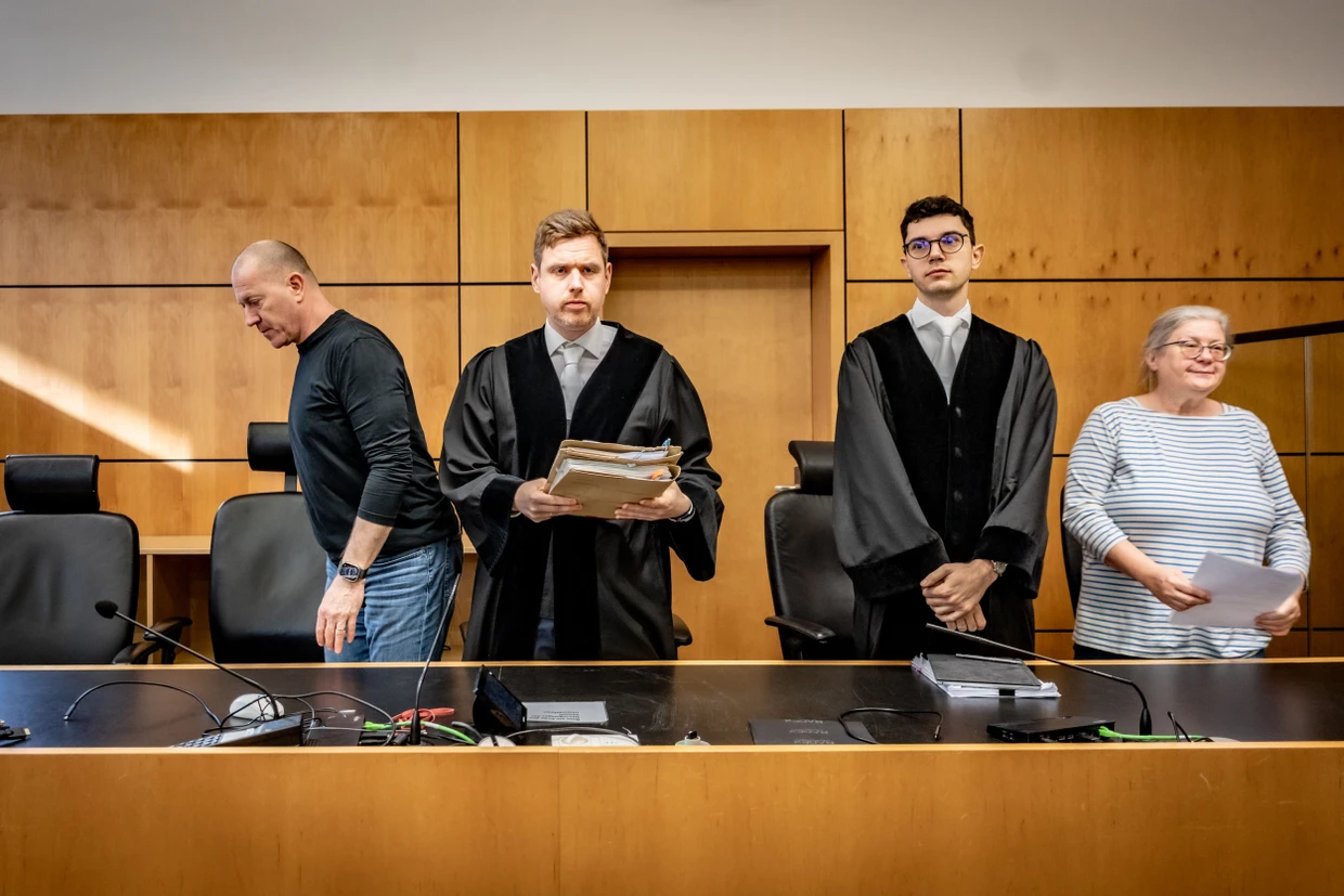 Entscheidung: Der Vorsitzende Richter Daniel Schledt (Zweiter von links) begründet das Urteil der Strafkammer.