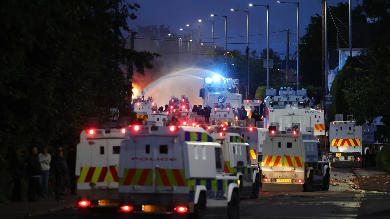 Die Polizei sah sich gezwungen, Wasserwerfer gegen Demonstranten einzusetzen.