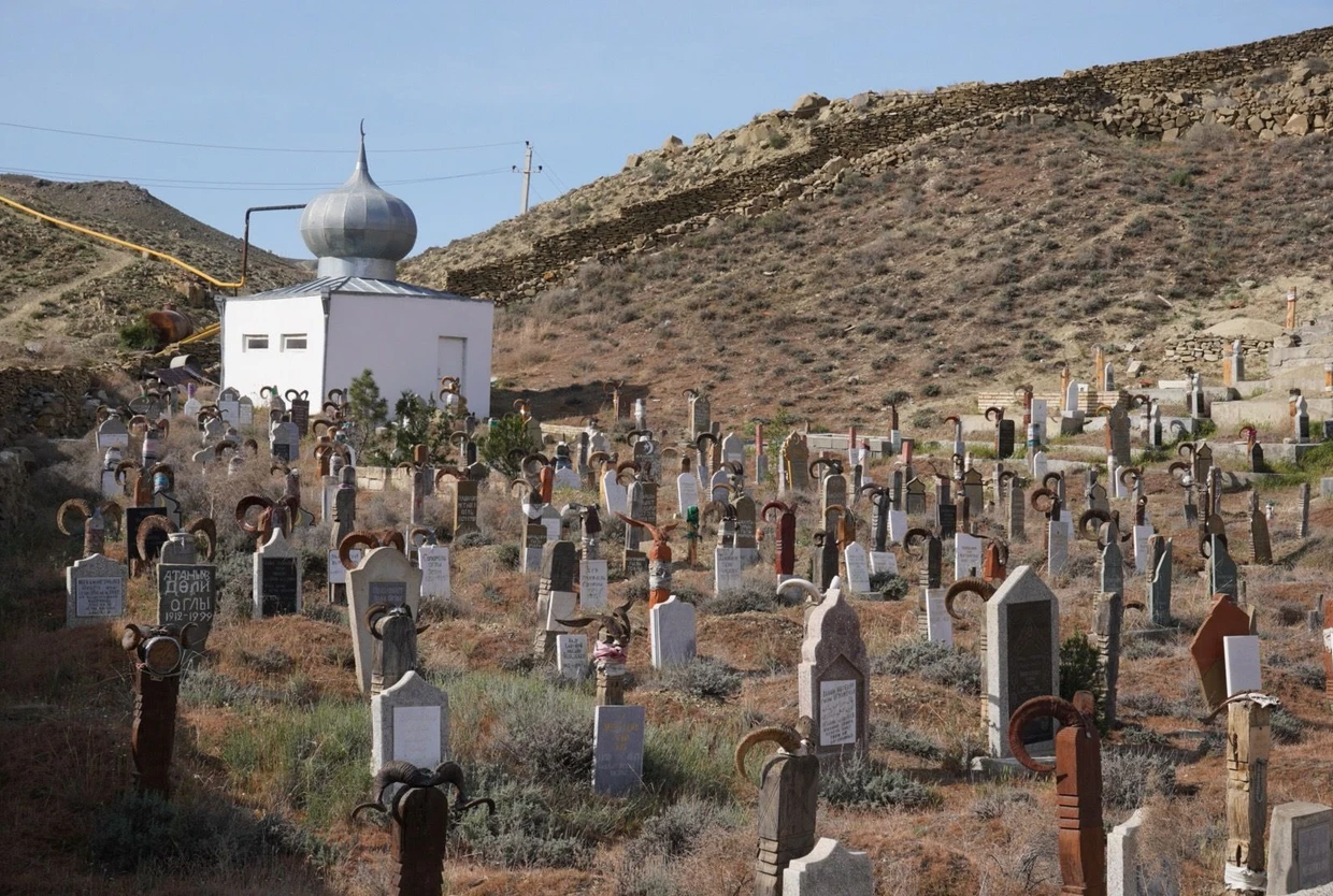 Letzte Ruhestätte im Kreise der Ahnen: ein Friedhof in der großen zentralasiatischen Wüste   Martin Dix