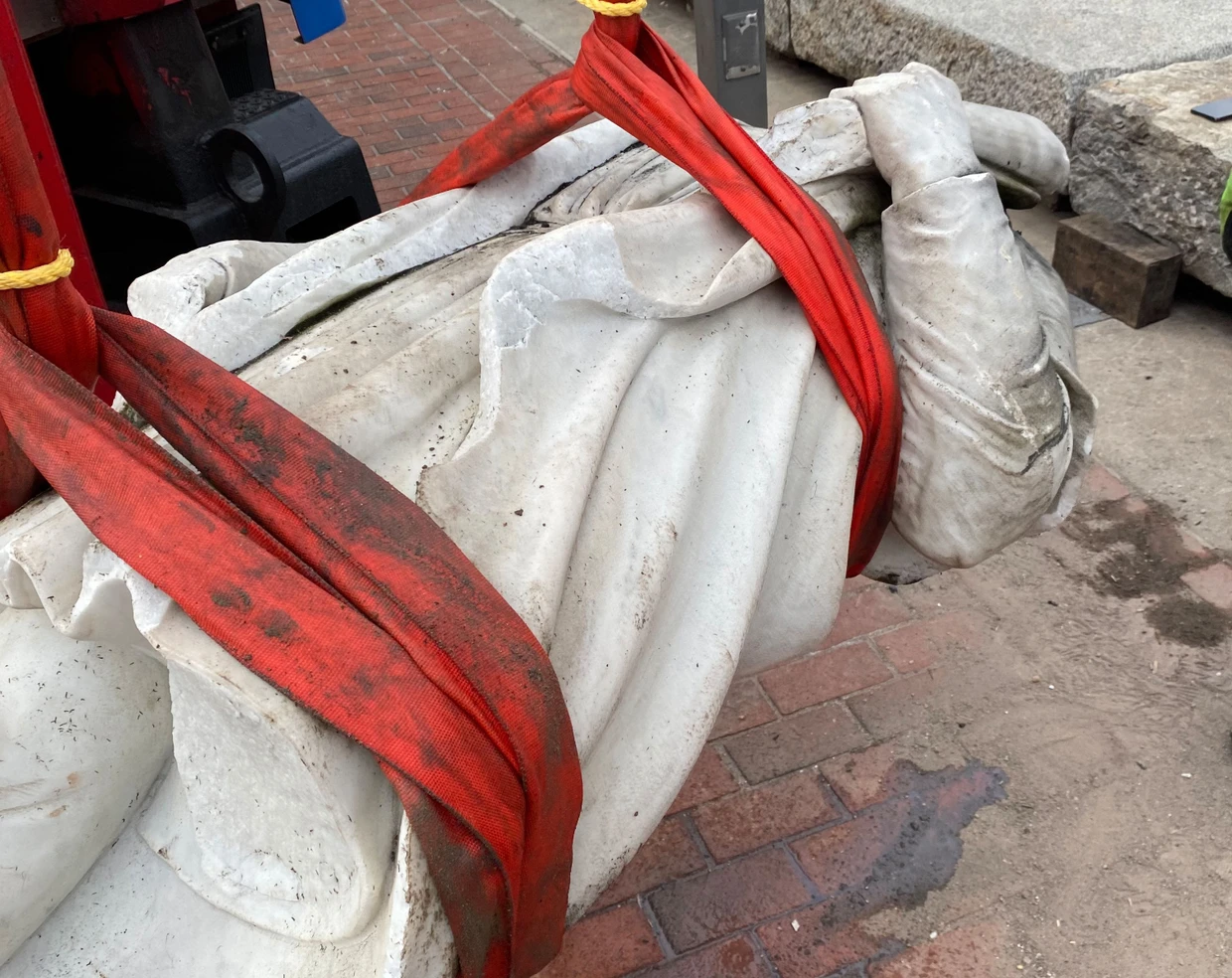 Diese Statue von Christoph Kolumbus wurde am 6. Juli 2020 im Hafen von Baltimore geborgen, nachdem Demonstranten sie gestürzt und ins Wasser geworfen hatten.