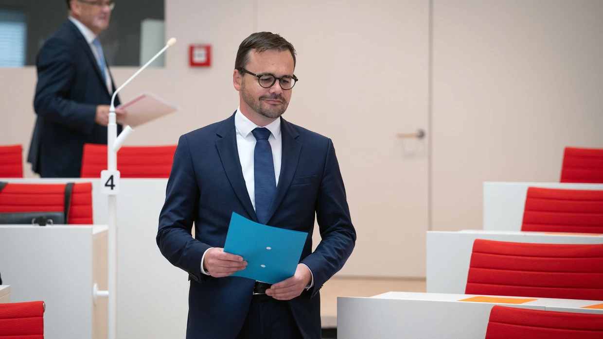 Redmann Brandenburg streitet über Redmanns Umgang mit seiner Alkoholfahrt | FAZ