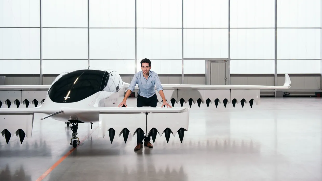 Könnte eine harte Landung werden: Daniel Wiegand mit einem Prototypen seines Jets.