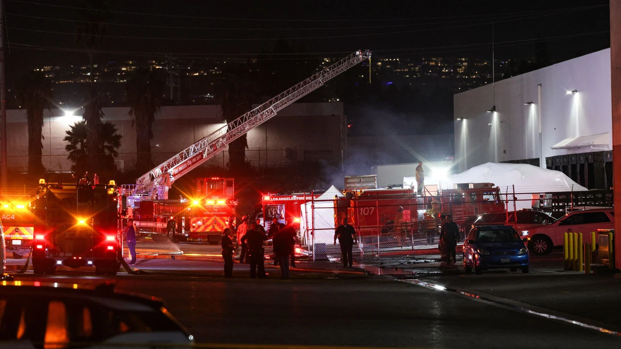 Rettungskräfte sind nach dem Hubschrauberabsturz in Los Angeles im Einsatz.