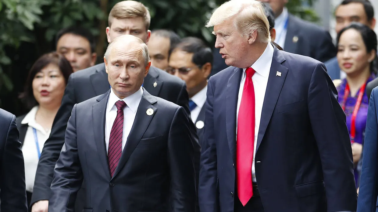 Russlands Staatschef Wladimir Putin (links) mit dem amerikanischen Präsidenten Donald Trump in Vietnam
