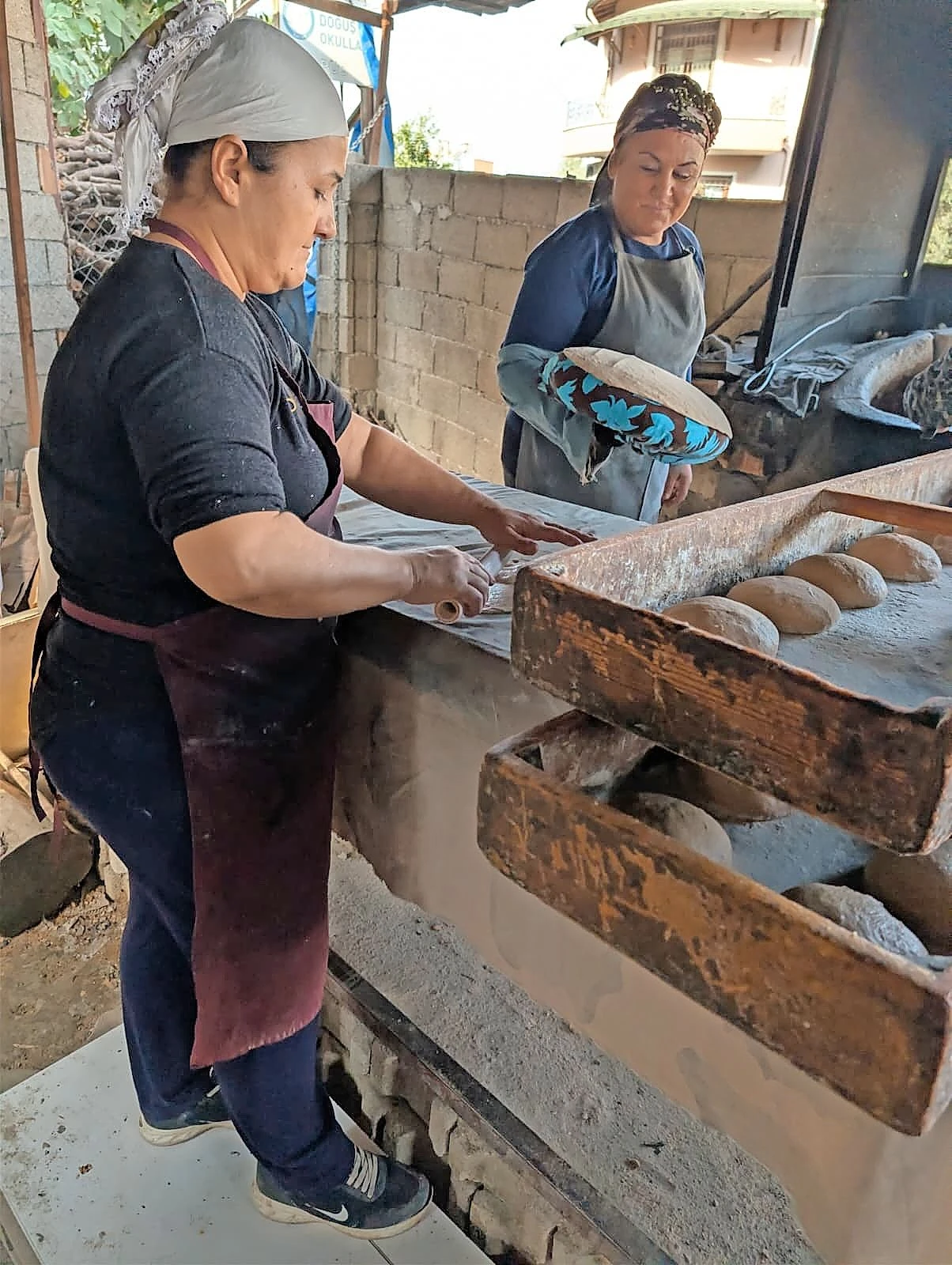 Filiz Dudaklı (rechts) in ihrer Bäckerei