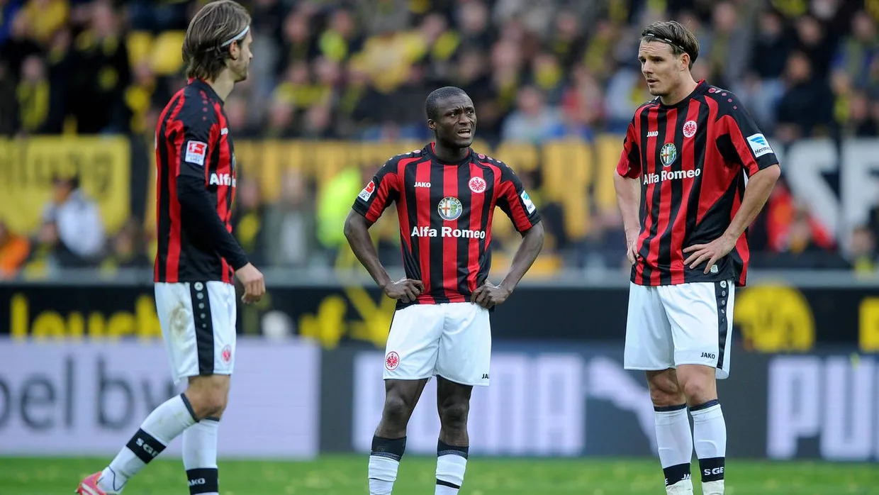 Drei Blicke sagen mehr als tausend Worte: Die Eintracht-Profis Lanig, Djakpa und Meier haben sich nach dem 0:4 erstmals nichts zu sagen.