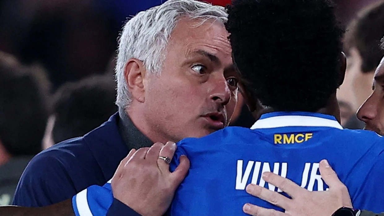 Vinicius Junior (r.) wurde gesperrt, nicht nur José Mourinho beschwert sich.