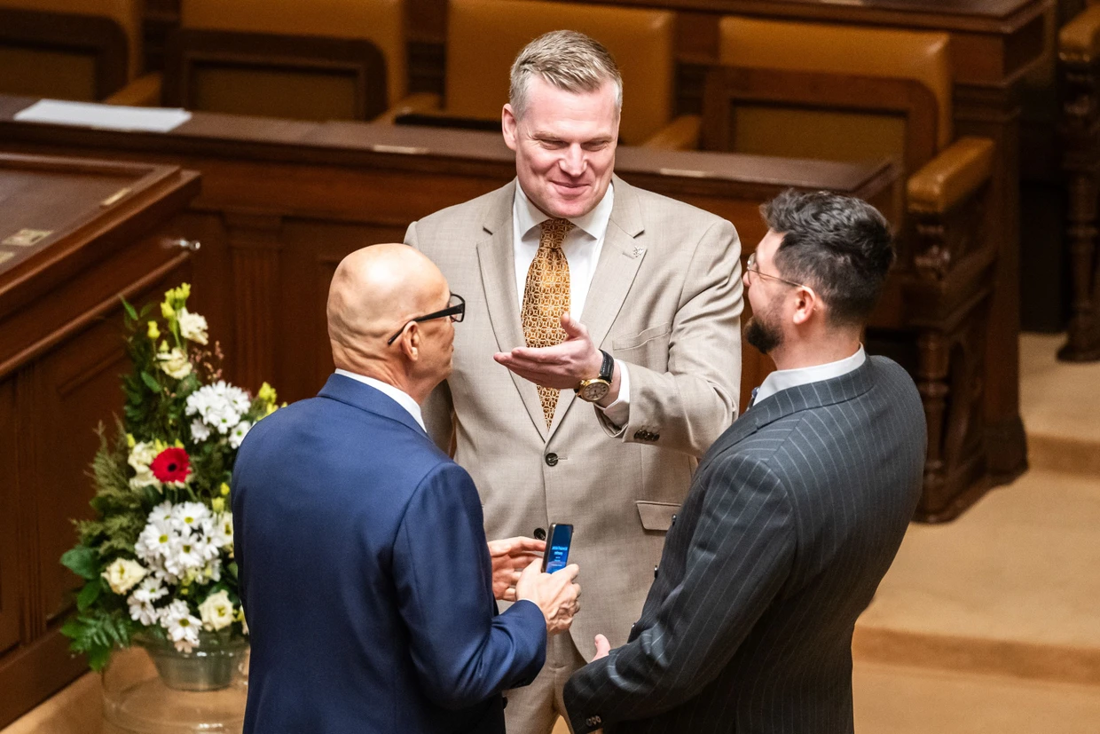 Motoristen-Ehrenpräsident Filip Turek (Mitte) am 13. Januar mit Parteifreunden in im Parlament in Prag