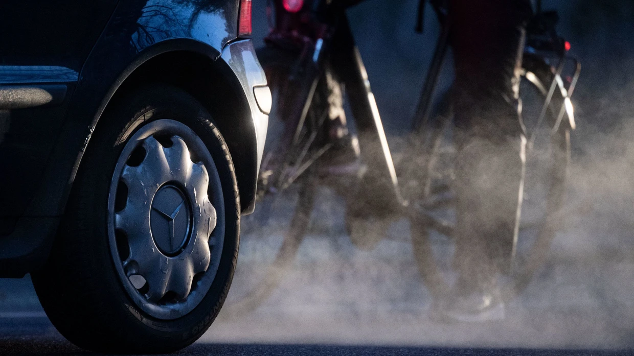 Gefahr für die Gesundheit: Ultrafeinstaub ist zum Beispiel in Autoabgasen enthalten.
