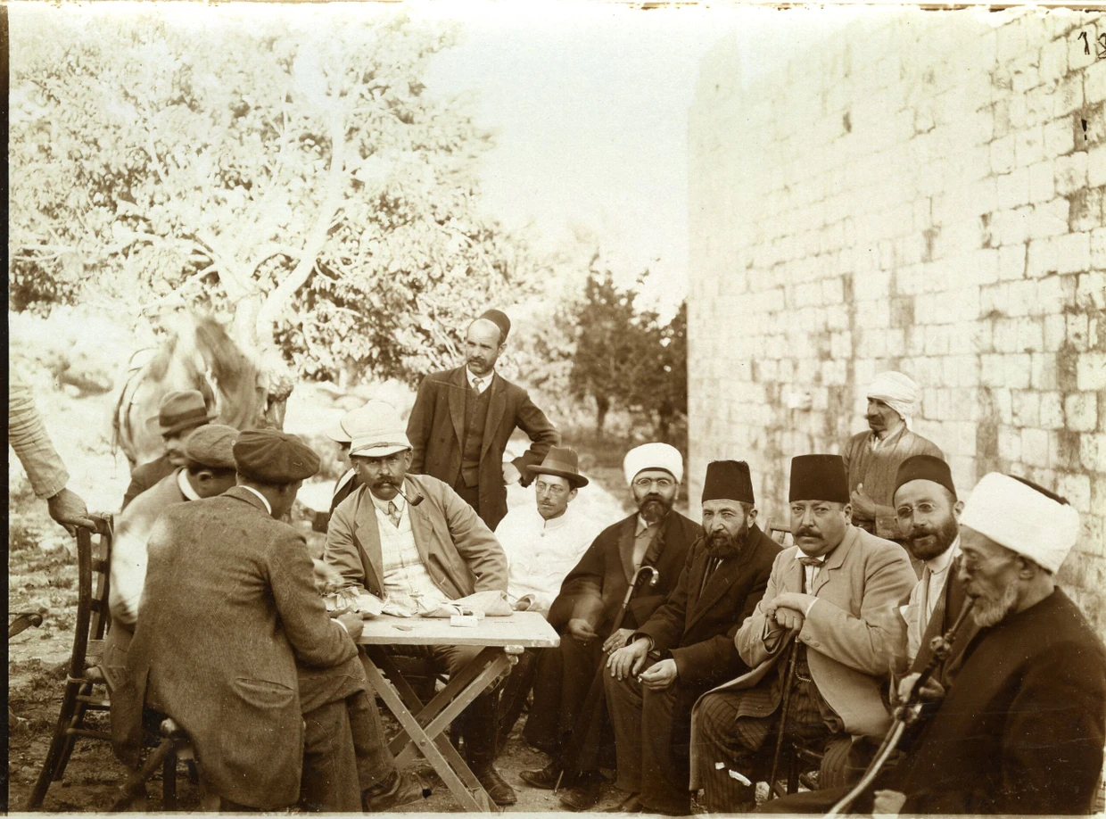 This photograph from the estate of Adolf Grohmann shows Eduard Glaser (center of the picture, sitting) during an excavation in Yemen. The other people and the specific location are not known.