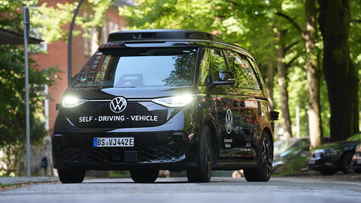 Ein autonom fahrender ID Buzz AD von Volkswagen in Hamburg