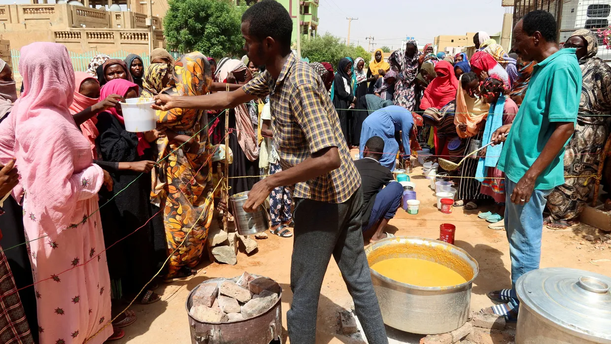 Freiwillige verteilen vergangenen September Essen in der sudanesischen Stadt Omdurman.
