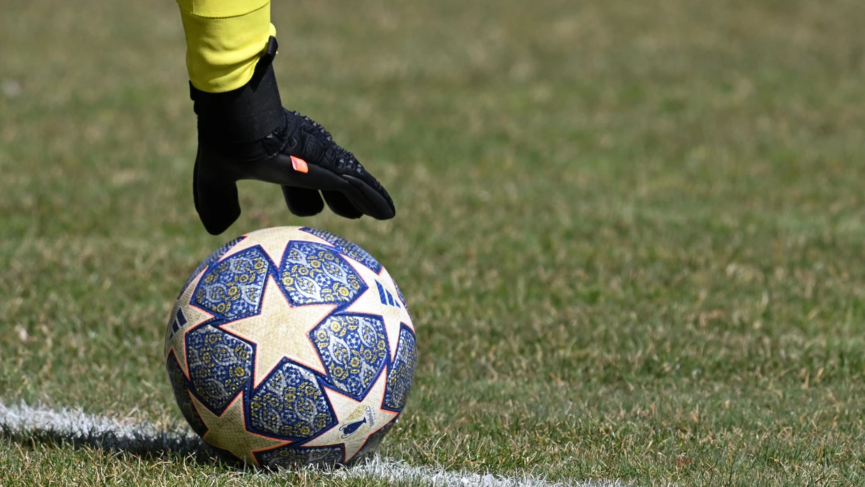 Eine Freiheitsstrafe von einem Jahr und sechs Monaten erwartet den früheren Fußballtrainer (Symbolbild).